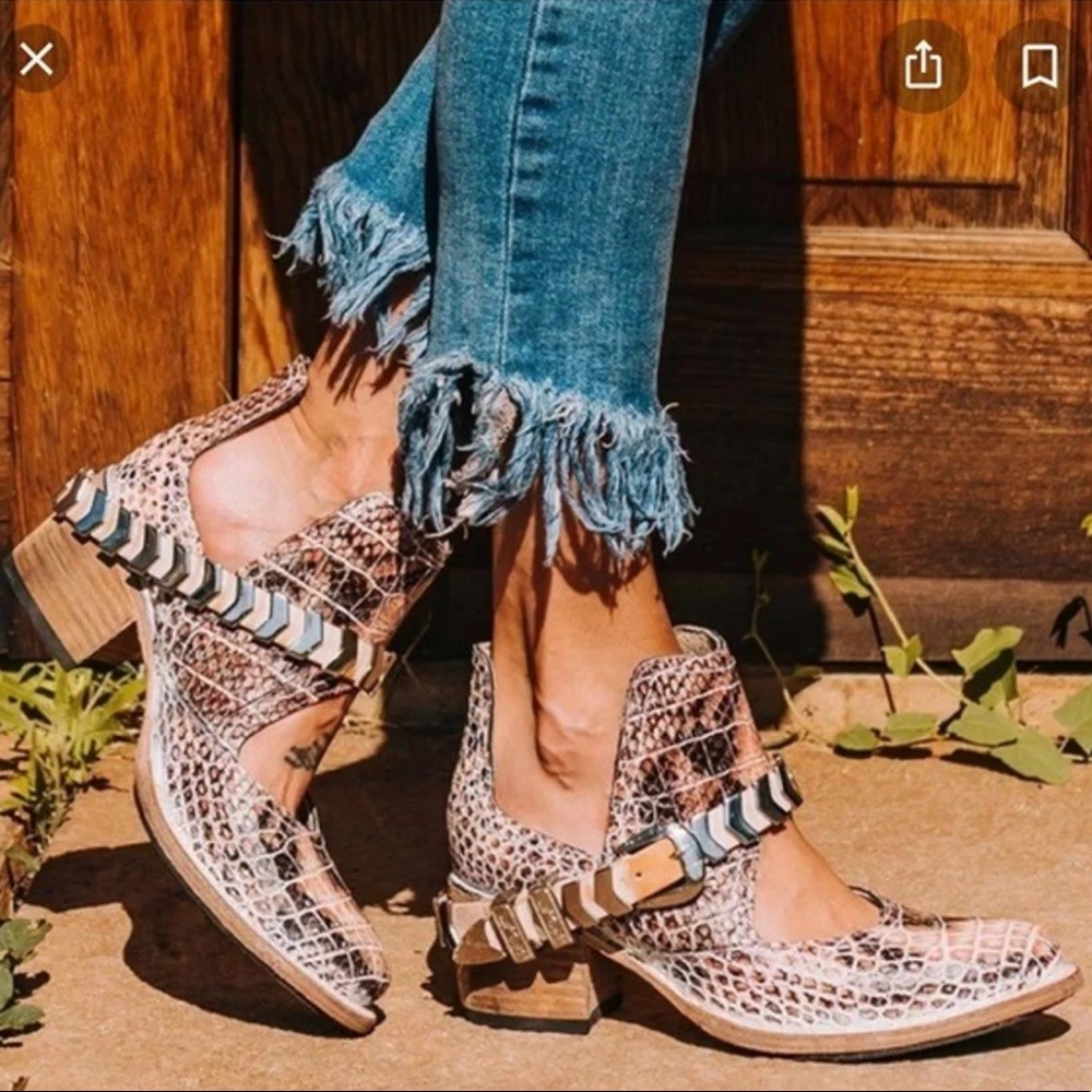 Freebird by Steve Blades, pink snake, size 7!